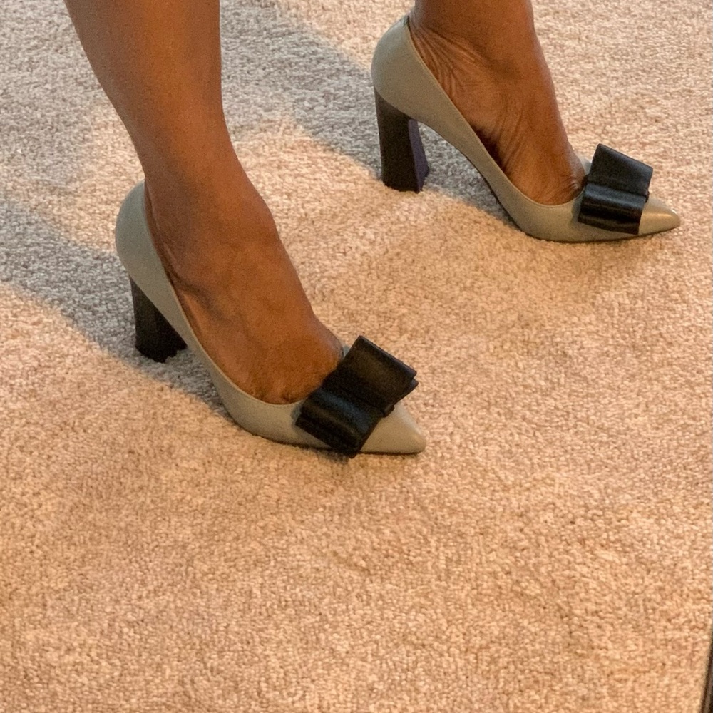 Gently worn classy dress shoes by Mojo Moxy size 6.5